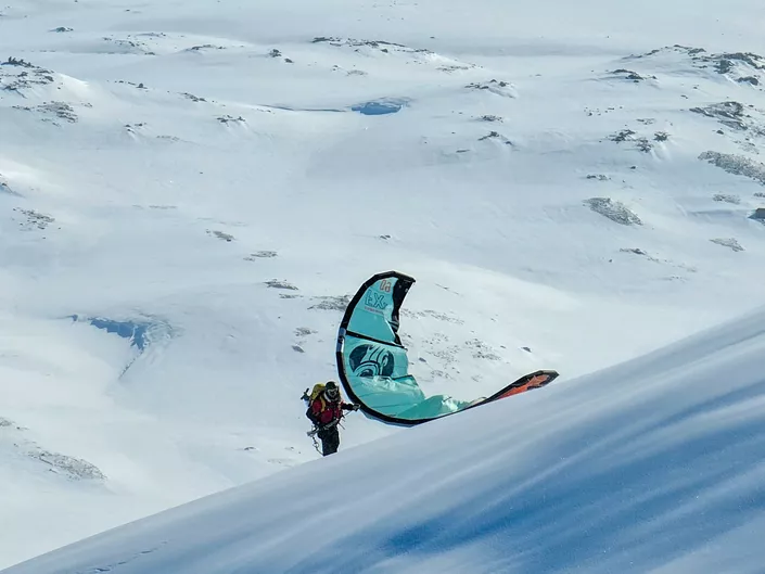 Folk reiser fra hele verden for å oppleve snøkiting i den norske fjellheimen