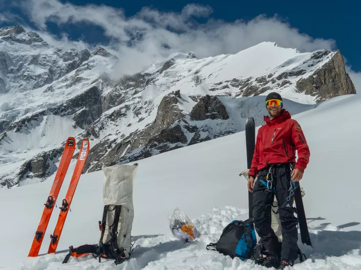 Sommeren 2023 forsøkte Thomas å klarte verdens høyeste ubestegede fjell. Han og makkern fløy ned med speedglider fra 5500 moh