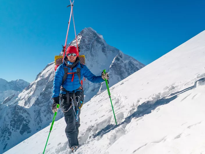 Thomas Lone på veg mot Broad Peak med K2 i bakgrunnen