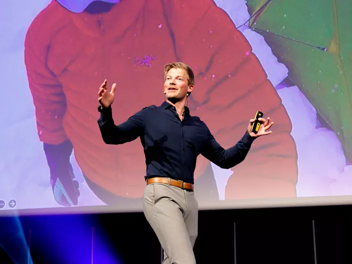 Thomas Lone holder motivasjonsforedrag for bedrifter, universiteter og høyskoler