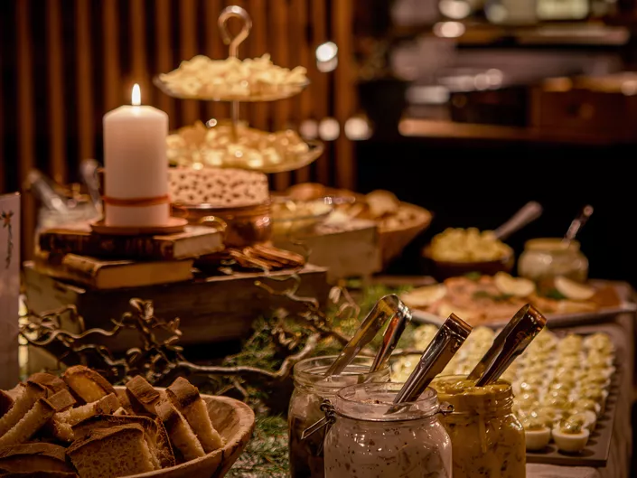 Julebuffet på julaften hos Lodgen Spiseri i Hemsedal – tradisjonell julemat i hyggelige omgivelser.