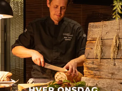 Hver onsdag inviterer vi til buffet, der våre kokker trancherer kjøttet direkte for gjestene.