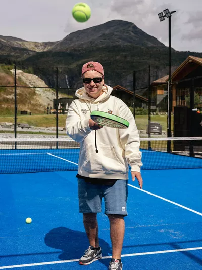 Man med padel racket på Fyri Resort