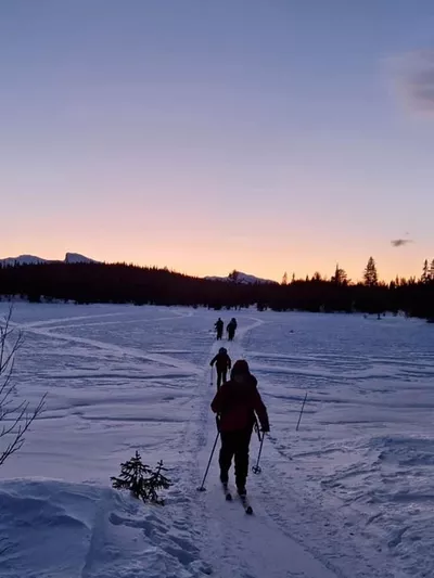 På skitur i blåtimen på Vannin foto Tordis Neteland