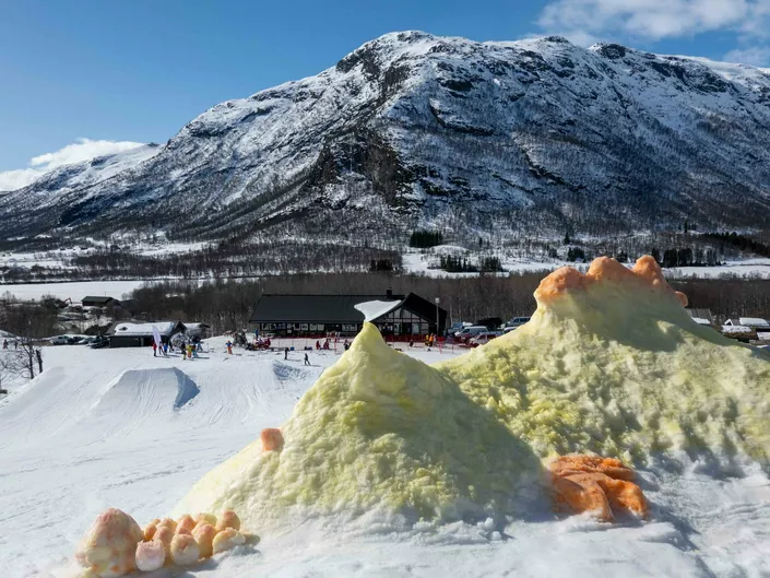 Påskekylling i snøen.