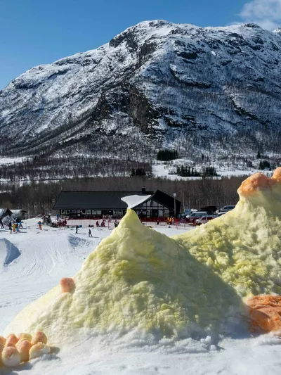 Påskekylling i snøen.