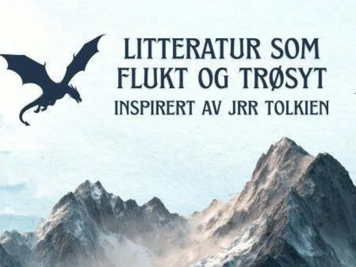 Plakaten har en himmelblå bakgrunn med snødekte fjell i bakgrunnen og en drage som flyr over fjellene. Midt på plakaten står teksten: «Litteratur som flukt og trøyst – inspirert av J.R.R. Tolkien».