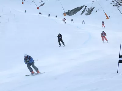 Deltakere i Hemsedal Up N Down står på ski ned løypa