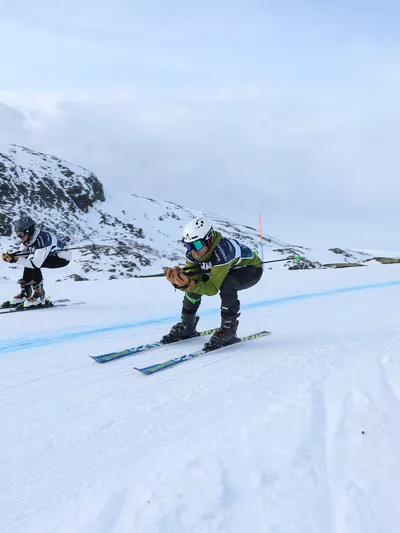 Deltakere i Hemsedal Up N Down står på ski i løypa