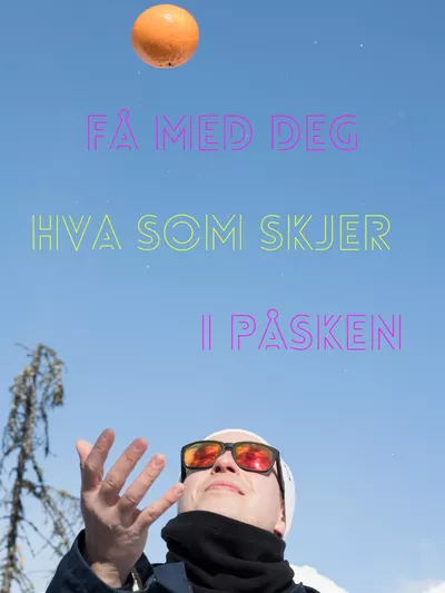 En kvinne som kaster en appelsin i luften