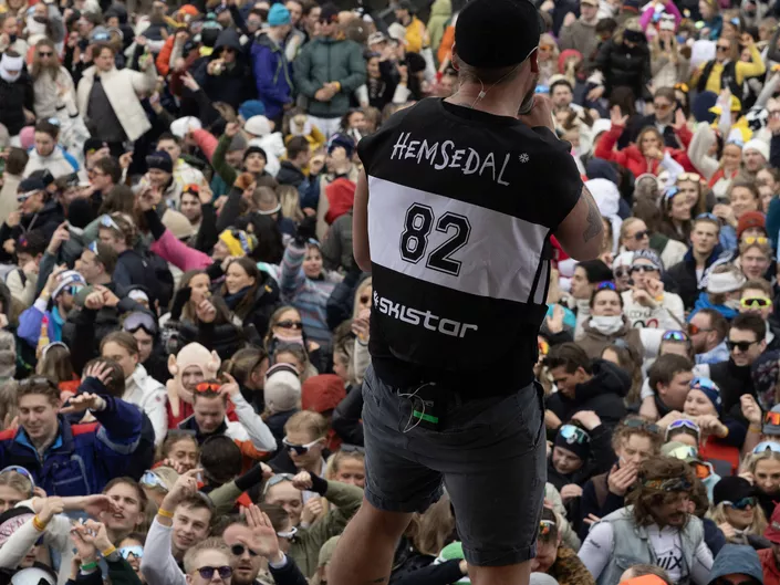 Konsert i skiheisen med jublene mennesker