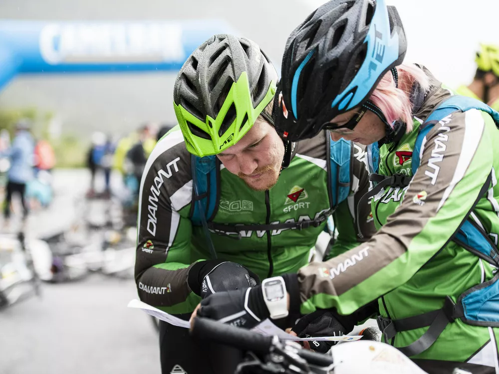 To mennsker som studerer ett kart