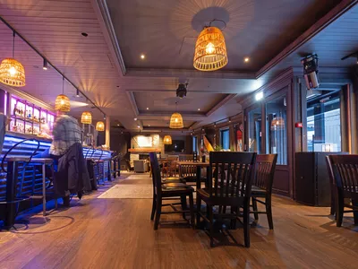 Bilde av bord og stoler inne i restaurant