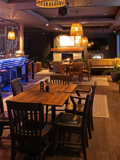 Bilde av bord og stoler inne i restaurant