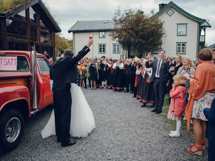 Brudeparet har kome til gards.