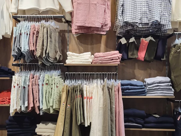 Nærbilde av klær på en vegg