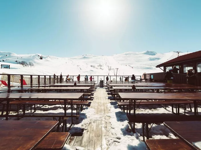 Bilde av utebordene på Fjellkafeen på vinteren