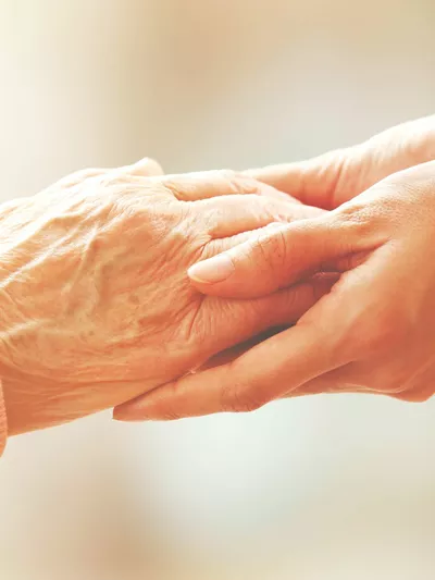 To mennesker som holder hender