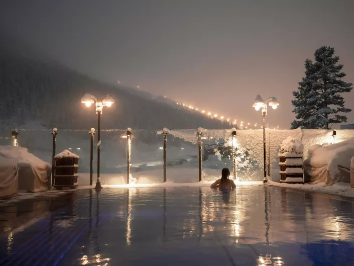 vinterbilde av bassenget på Fyri med kvinne som bader