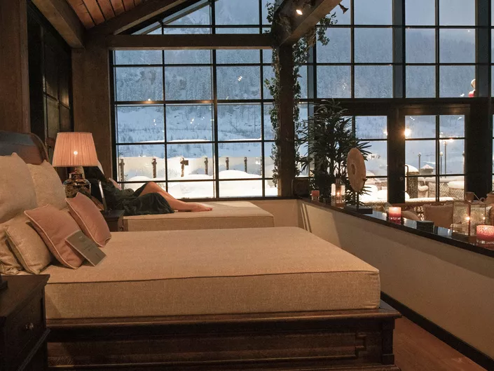 Innedørs senger på poolclub