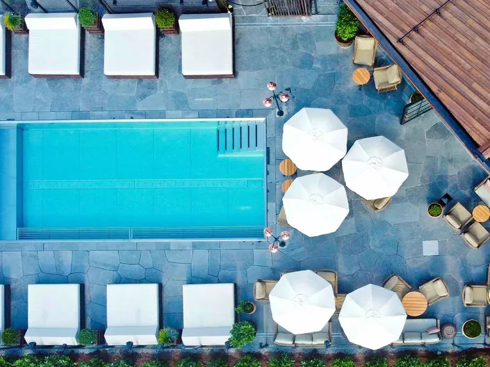 Poolclub utendørs med fulgeperspektiv