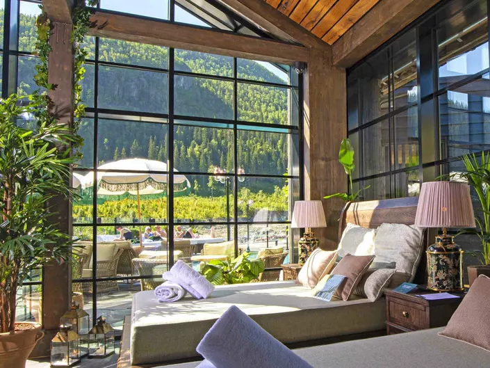 Pool club med senger på sommeren