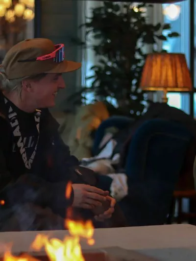 Dame med hatt og solbriller inne