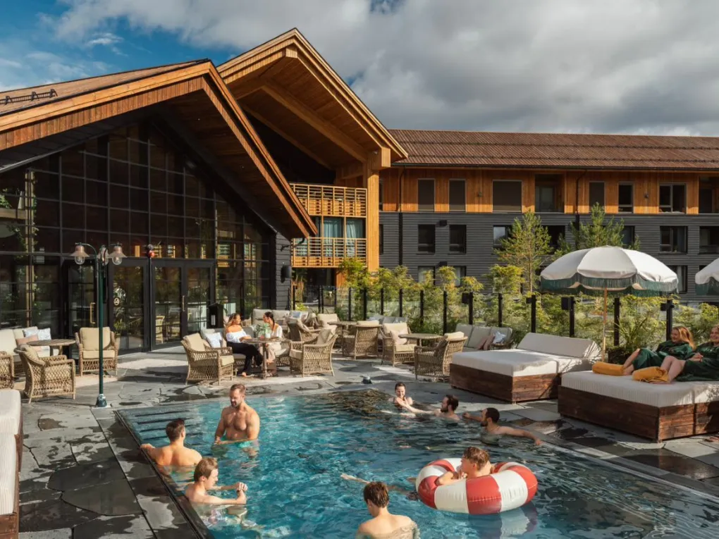 Pool club med folk som bader foran hotell