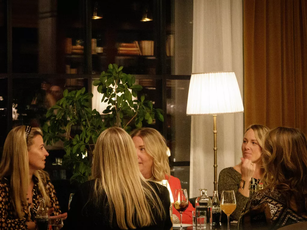 Jenter som spiser middag på fyri