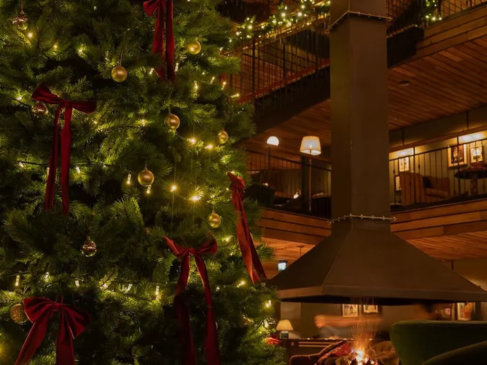 Juletre med sløyfer på fyri