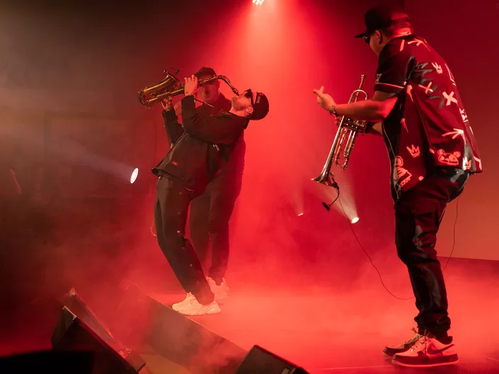 Saxofonist, trumpet og rødt lys