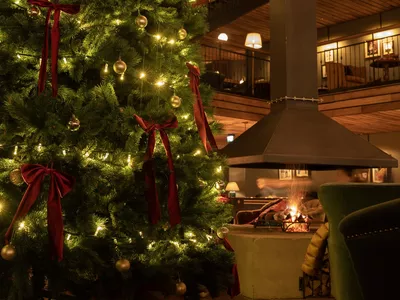 Juletre med røde sløyfer i Hemsedal