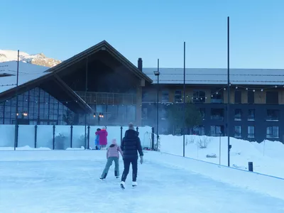 Jente og dame som står på ishockey