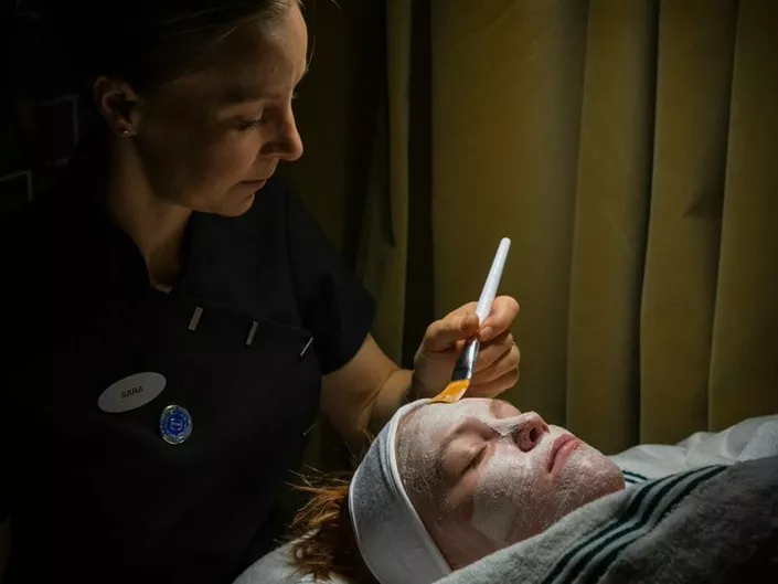 Ansiktbehandling på jente av jente