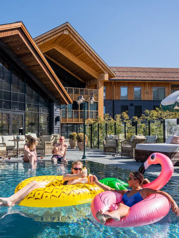 Jenter i badedyr på poolclub