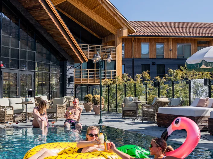 Jenter i badedyr på poolclub