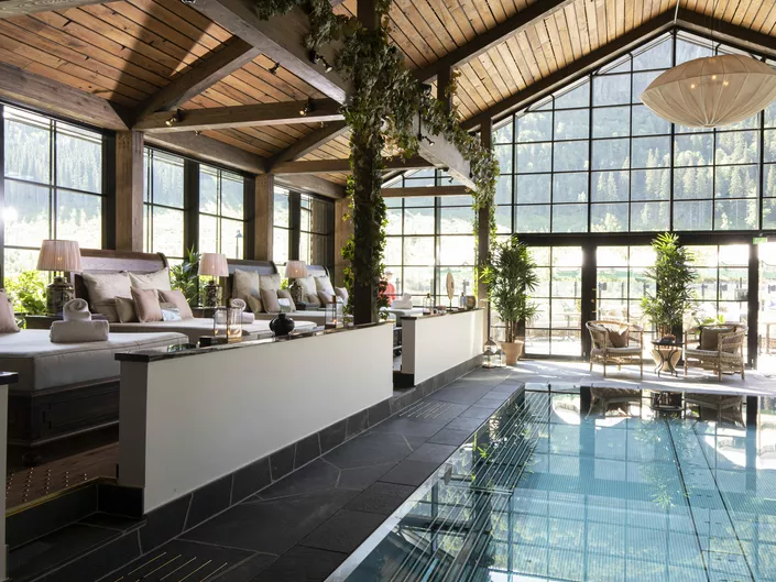 Innendørs badebasseng på sommeren