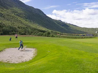 Bilde av tre personer som spiller golf