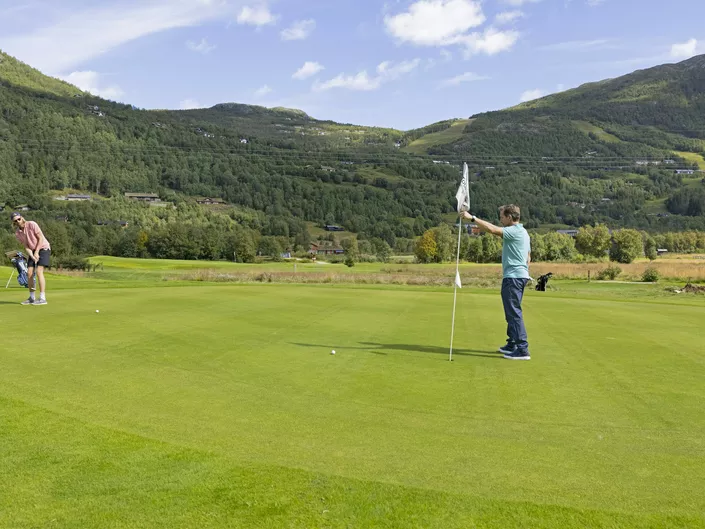 Bilde av to menn som spiller golf