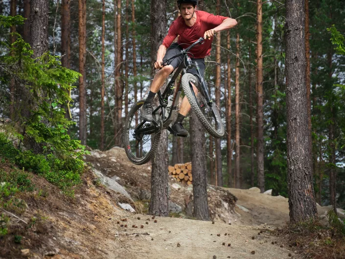 Tyttebærtrøkket Foto Lars Storheim, hopp med sykkel.