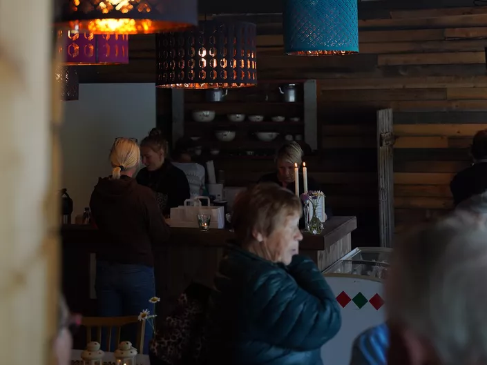 Innvendig hos flattbrødbakeriet, lamper og kunder