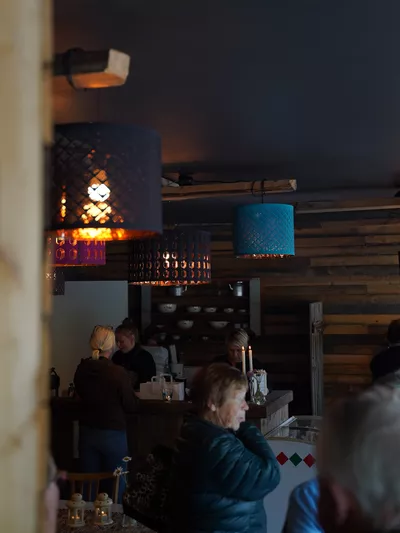 Innvendig hos flattbrødbakeriet, lamper og kunder