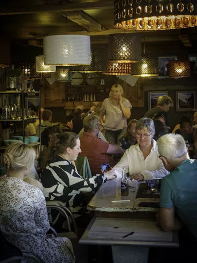 Flattbrødbakeriet fullt med folk.