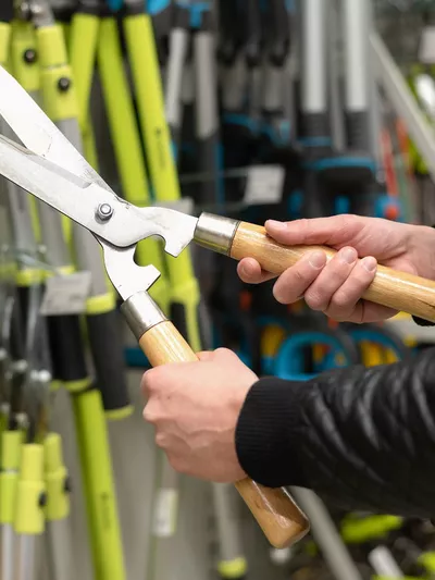 Mann som kjøper seg ny hagesaks