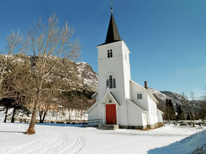 Bilde av en kirke på vinteren