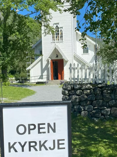 Kirken sett forfra med skilt der det står åpen kirke