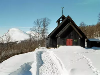 Bilde av en brun kirke på vinteren