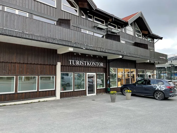 Sommer utenfor turistkontoret i Hemsedal, 2022.