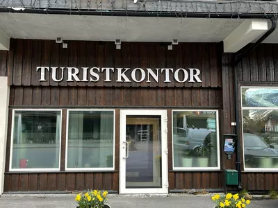 Utenfor turistkontoret (sommer) 2022.