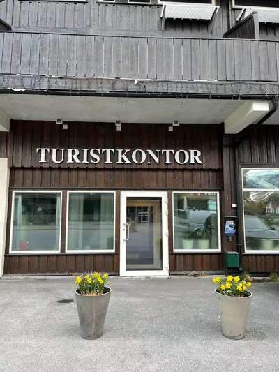 Utenfor turistkontoret (sommer) 2022.